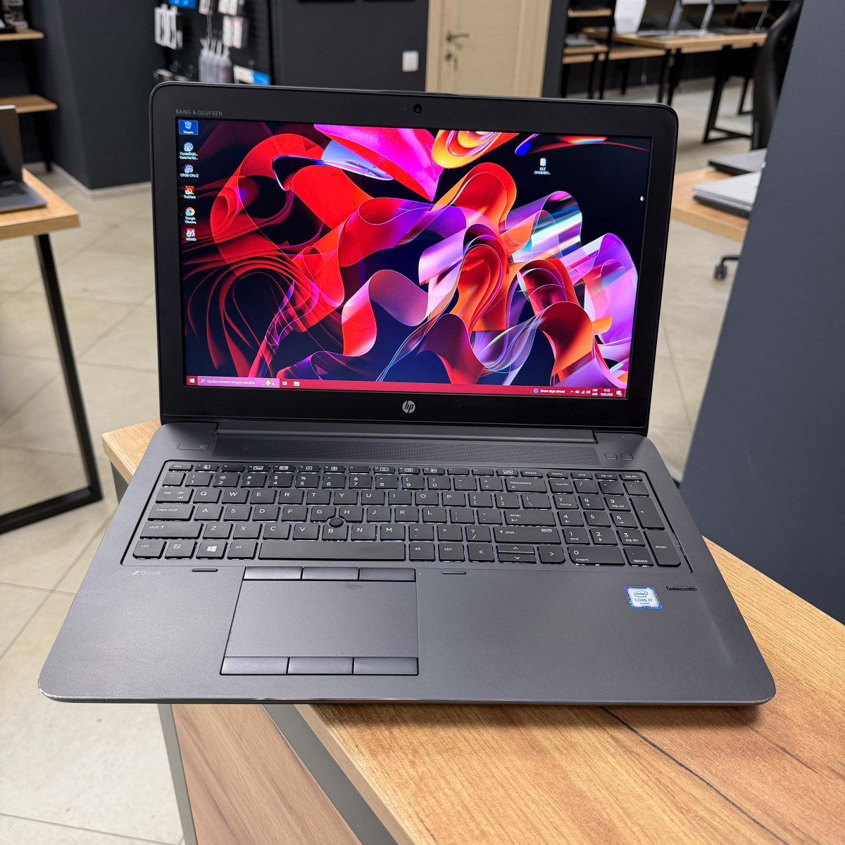 Ноутбук HP ZBook 15 G3/ 15.6" FullHD/ Intel Core i7 6700HQ (4 ядра/ 8 потоків)/ AMD FirePro W5170M (на 2 GB)/ 16 GB/ 256 GB NVME/ NO Microphone (Б/В)