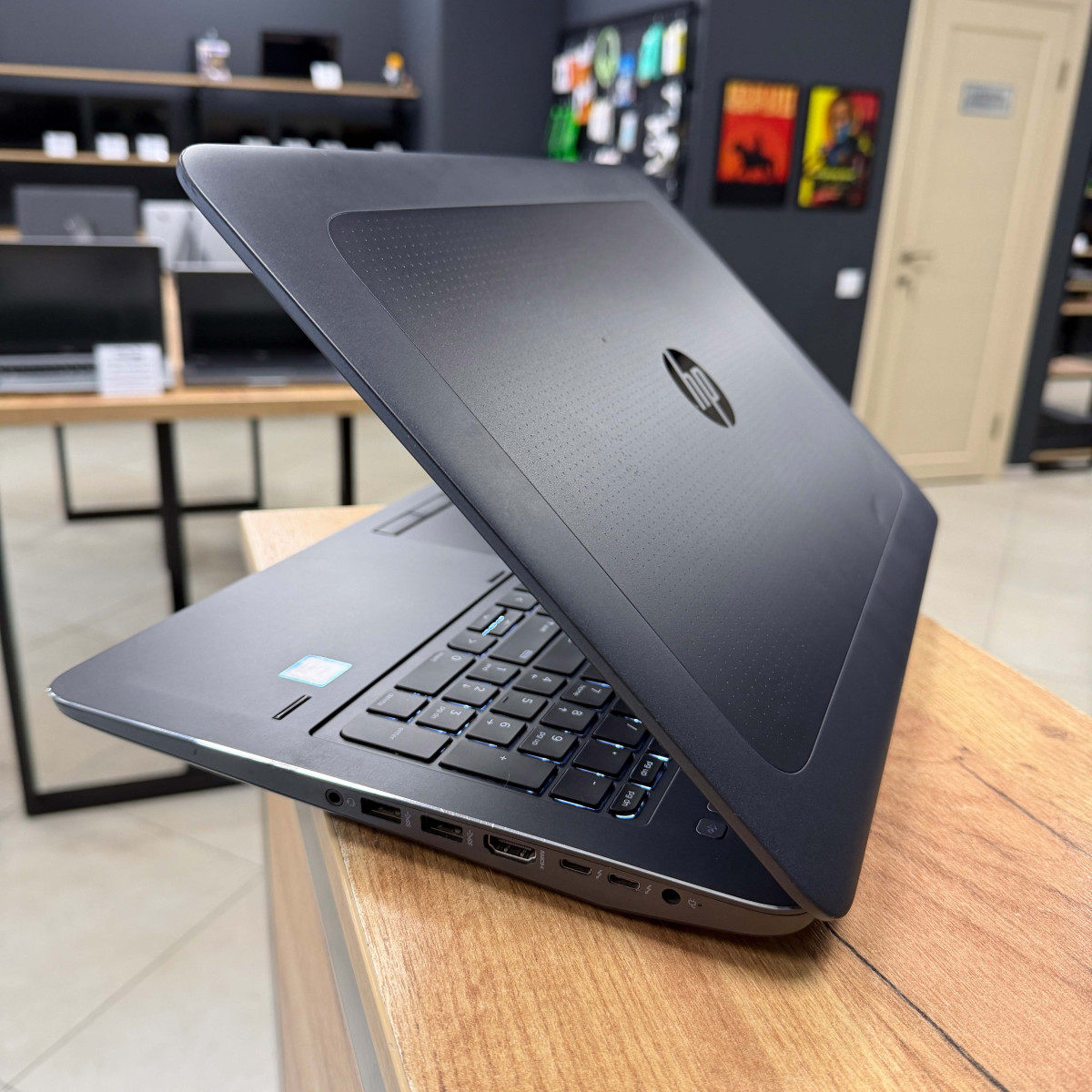 Ноутбук HP ZBook 15 G3/ 15.6" FullHD/ Intel Core i7 6700HQ (4 ядра/ 8 потоків)/ AMD FirePro W5170M (на 2 GB)/ 16 GB/ 256 GB NVME/ NO Microphone (Б/В)