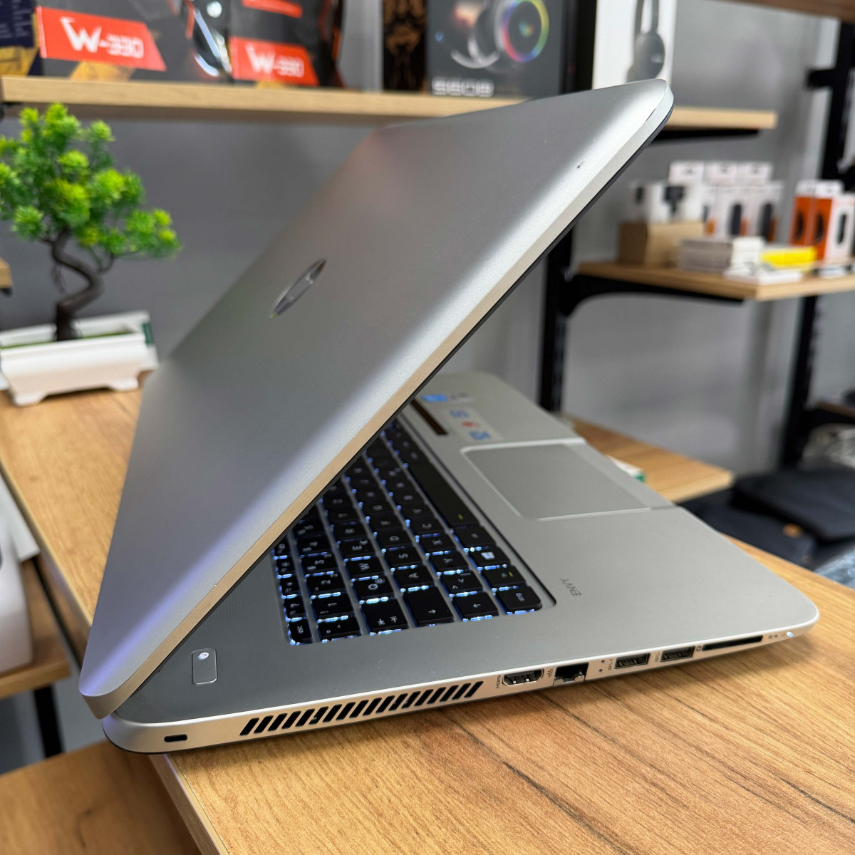 Ігровий ноутбук HP ENVY 17-j188sf/ 17.3" FullHD, сенсорний/ Intel Core i7 4702MQ (4 ядра/ 8 потоків)/ NVIDIA GeForce GT 750M (на 4 GB)/ 8 GB/ 500 GB SSD (Б\В)