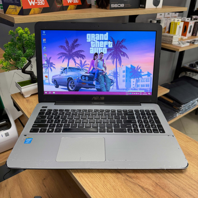 Ігровий ноутбук Asus X555LJ/ 15.6" HD/ Intel Core i3 5005U/ NVIDIA GeForce 920M (на 2 GB)/ 4 GB/ 256 GB SSD (Б/В)