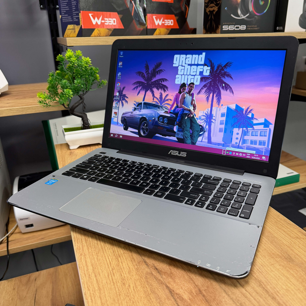Ігровий ноутбук Asus X555LJ/ 15.6" HD/ Intel Core i3 5005U/ NVIDIA GeForce 920M (на 2 GB)/ 4 GB/ 256 GB SSD (Б/В)