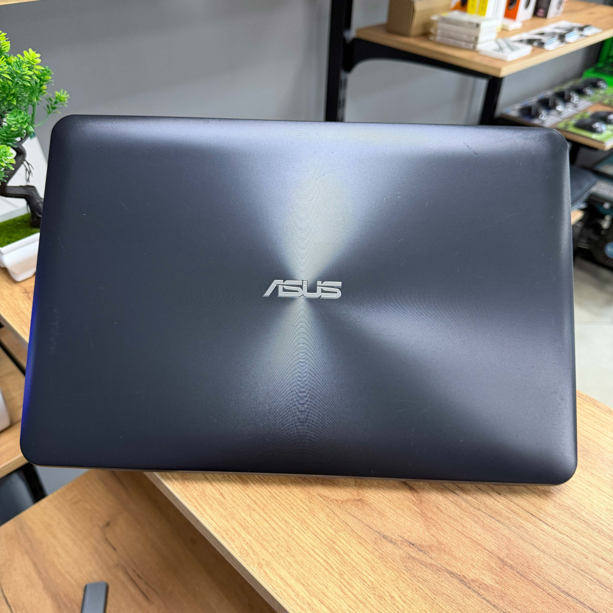 Ігровий ноутбук Asus X555LJ/ 15.6" HD/ Intel Core i3 5005U/ NVIDIA GeForce 920M (на 2 GB)/ 4 GB/ 256 GB SSD (Б/В)