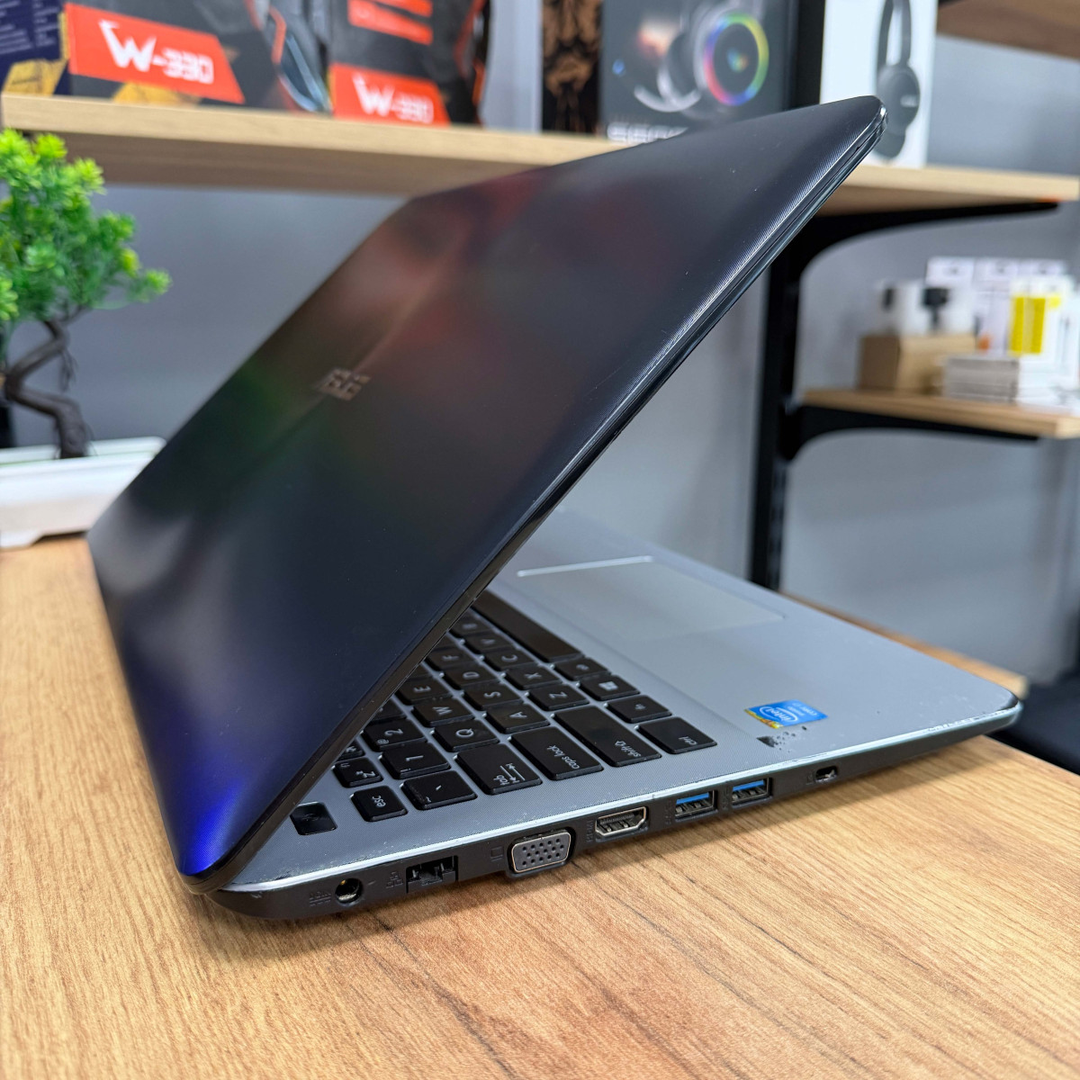 Ігровий ноутбук Asus X555LJ/ 15.6" HD/ Intel Core i3 5005U/ NVIDIA GeForce 920M (на 2 GB)/ 4 GB/ 256 GB SSD (Б/В)