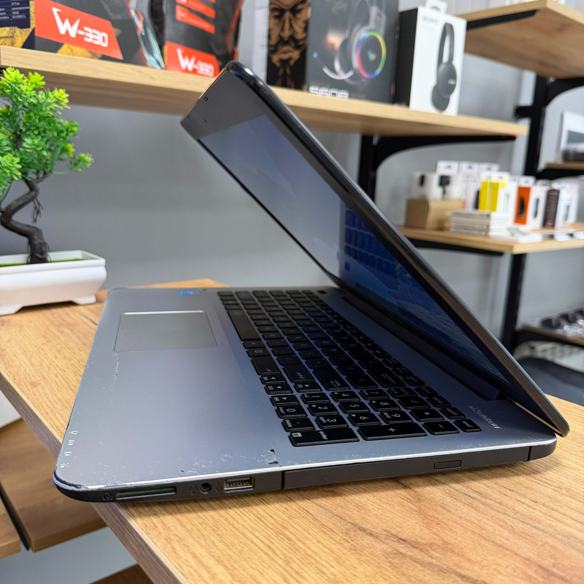 Ігровий ноутбук Asus X555LJ/ 15.6" HD/ Intel Core i3 5005U/ NVIDIA GeForce 920M (на 2 GB)/ 4 GB/ 256 GB SSD (Б/В)