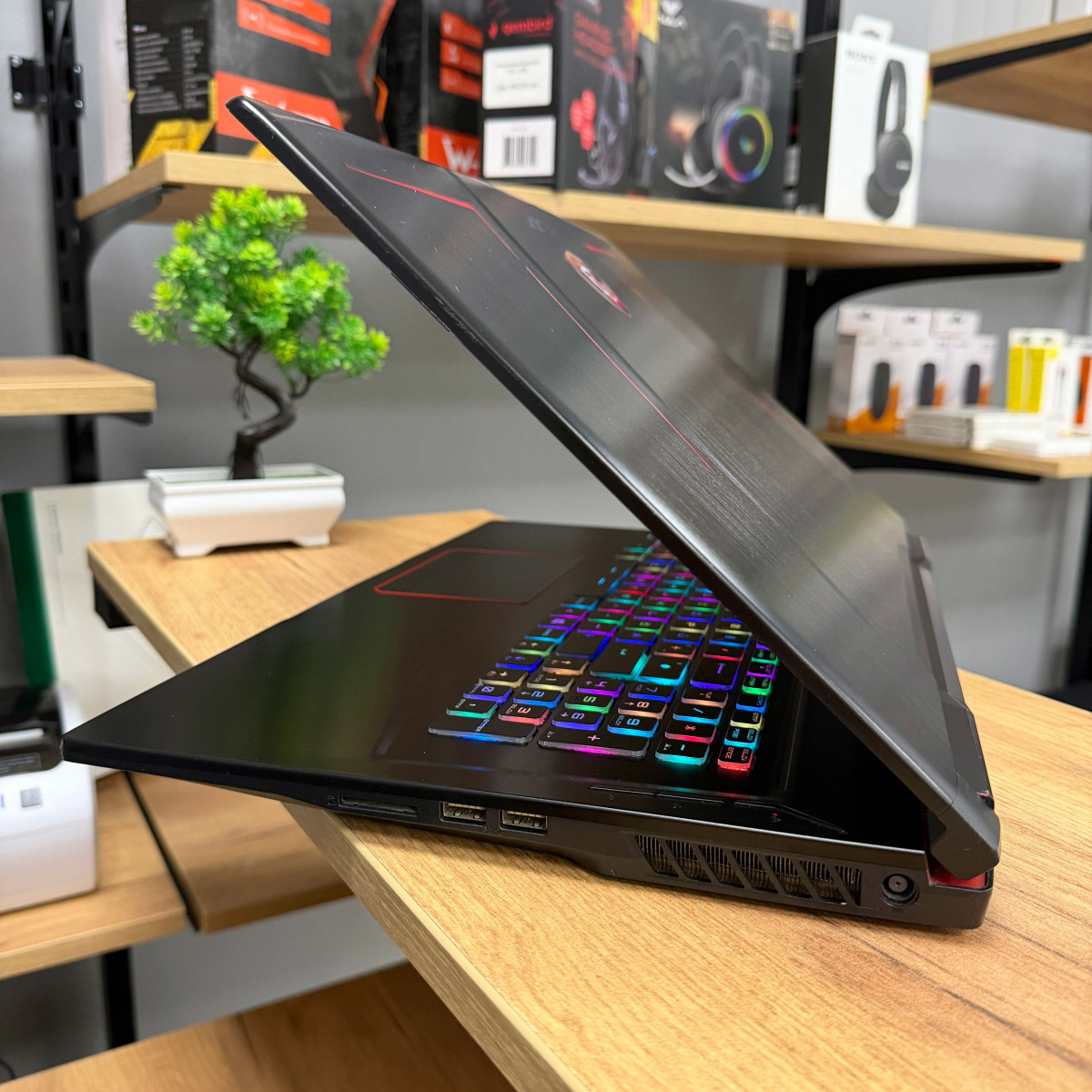 Ігровий ноутбук MSI GE73VR 7RF Raider/ 17.3" FullHD 120 Гц/ Intel Core i7 7700HQ/ NVIDIA GeForce GTX 1070 (8 GB)/ 16 GB/ 256 GB NVME + 1 TB HDD (Б/В)