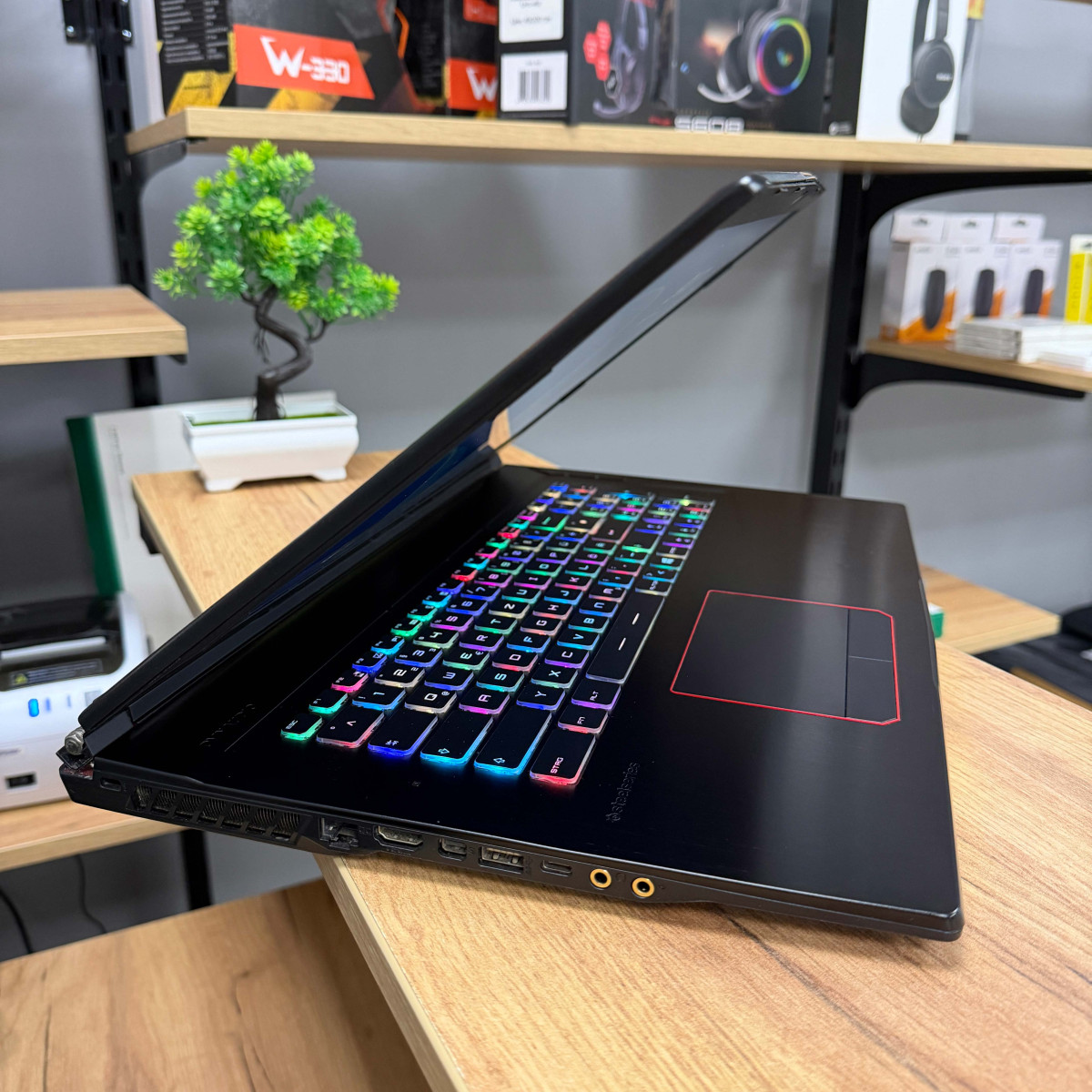 Ігровий ноутбук MSI GE73VR 7RF Raider/ 17.3" FullHD 120 Гц/ Intel Core i7 7700HQ/ NVIDIA GeForce GTX 1070 (8 GB)/ 16 GB/ 256 GB NVME + 1 TB HDD (Б/В)