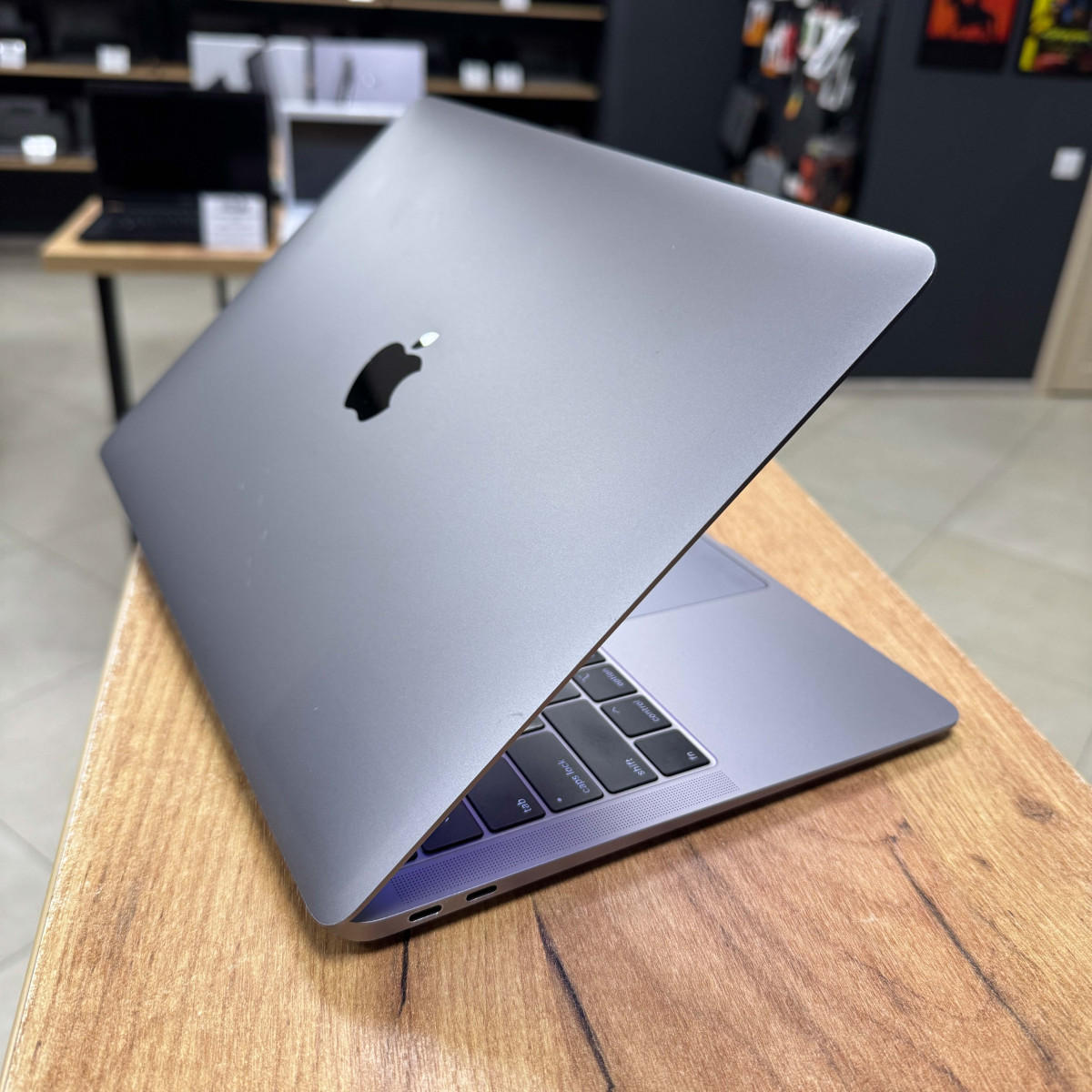 Ноутбук Apple A1932 MacBook Air (2018)/ 13.3" (2560x1600) Retina, IPS/ Intel Core i5 8210Y (1.60 - 3.6 ГГц)/ Intel UHD 617/  8 GB/ 128 GB SSD (Б\В)