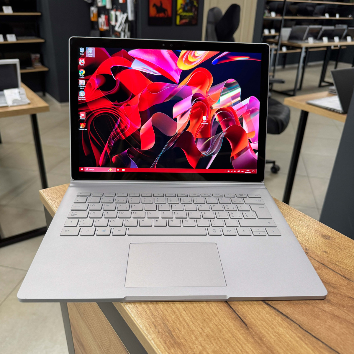 Ноутбук Microsoft Surface Book/ 13.5" 3K (3000×2000), IPS сенсорний/ Intel Core i5 6300U (2.4 - 3.0 ГГц)/ NVIDIA GeForce GPU/ 8 GB/ 256 GB NVME (Б\В)