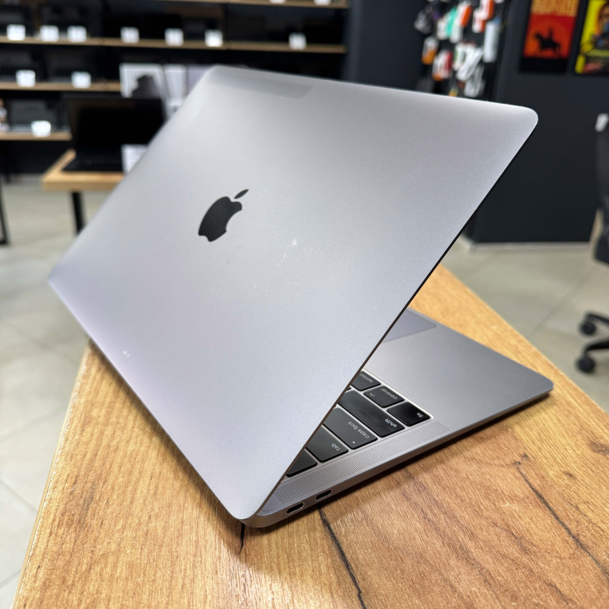 Ноутбук Apple MacBook Air 13" A1932/ 13.3" (2560x1600) Retina, IPS/ Intel Core i5/ 8 GB/ 128 GB SSD (Б\В)