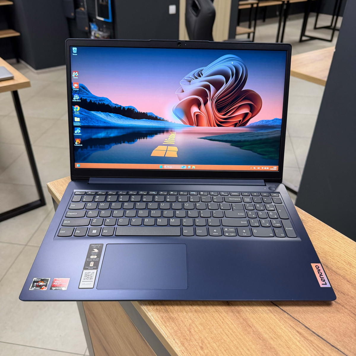 Ультрабук Lenovo IdeaPad 1 15AMN7/ 15.6" FullHD/ AMD Ryzen 3 7320U (2.4 - 4.1 ГГц)/ AMD Radeon 610M/ 4 GB LPDDR5/ 256 GB NVME (Б\В)