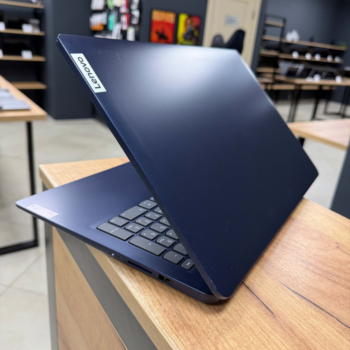 Ультрабук Lenovo IdeaPad 1 15AMN7/ 15.6" FullHD/ AMD Ryzen 3 7320U (2.4 - 4.1 ГГц)/ AMD Radeon 610M/ 4 GB LPDDR5/ 256 GB NVME (Б\В)