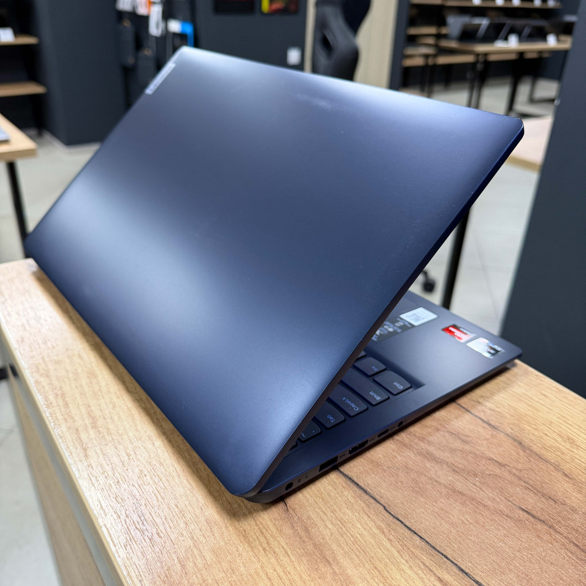 Ультрабук Lenovo IdeaPad 1 15AMN7/ 15.6" FullHD/ AMD Ryzen 3 7320U (2.4 - 4.1 ГГц)/ AMD Radeon 610M/ 4 GB LPDDR5/ 256 GB NVME (Б\В)