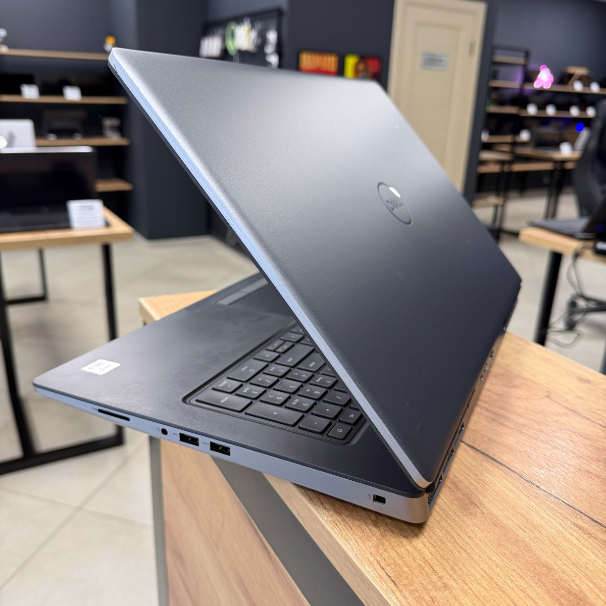 Ноутбук Dell Precision 7750/ 17.3" FullHD, IPS/ Intel Core i5 10400H (2.6 - 4.6 ГГц)/ NVIDIA Quadro RTX 3000 (на 6 GB)/ 16 GB/ 512 GB NVME/ NO Microphone (Б/В) 