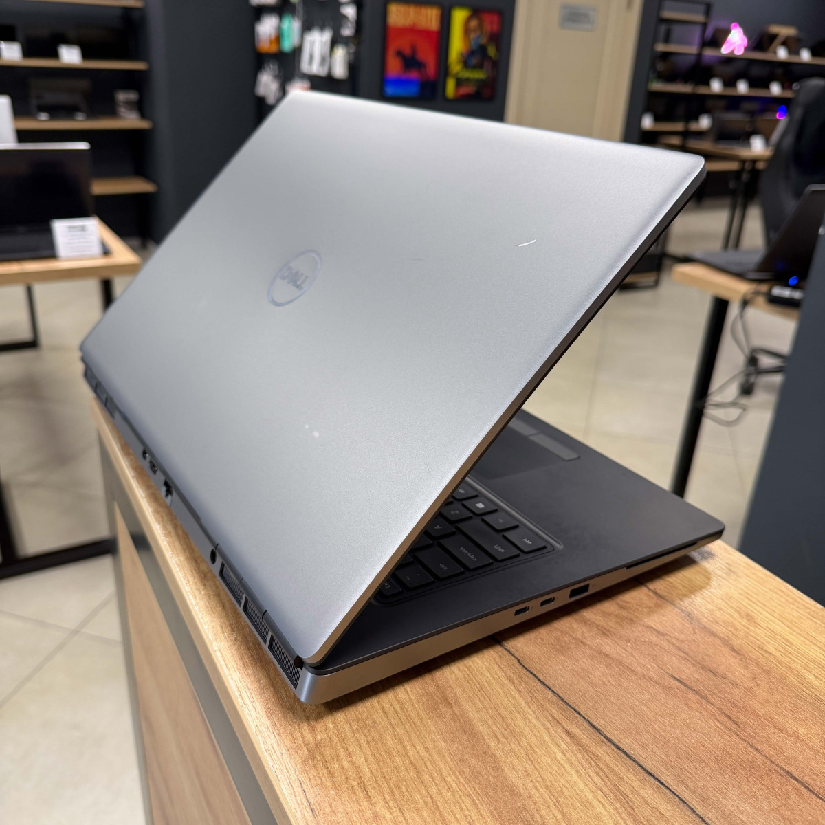 Ноутбук Dell Precision 7750/ 17.3" FullHD, IPS/ Intel Core i5 10400H (2.6 - 4.6 ГГц)/ NVIDIA Quadro RTX 3000 (на 6 GB)/ 16 GB/ 512 GB NVME/ NO Microphone (Б/В) 