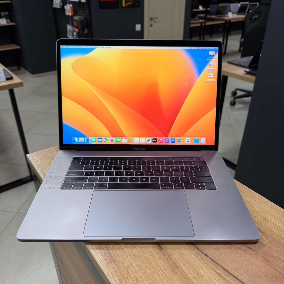 УЦІНКА! Ноутбук Apple MacBook Pro 15" A1707, Touch Bar/ 15.4” (2880×1800) Retina, IPS/ Intel Core i7 (4 ядра/ 8 потоків)/ AMD Radeon Pro 560 (4 GB)/ 16 GB/ 1 TB SSD (Б\В)