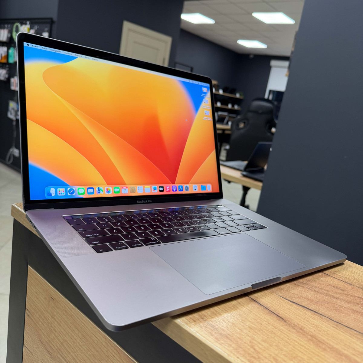 УЦІНКА! Ноутбук Apple MacBook Pro 15" A1707, Touch Bar/ 15.4” (2880×1800) Retina, IPS/ Intel Core i7 (4 ядра/ 8 потоків)/ AMD Radeon Pro 560 (4 GB)/ 16 GB/ 1 TB SSD (Б\В)