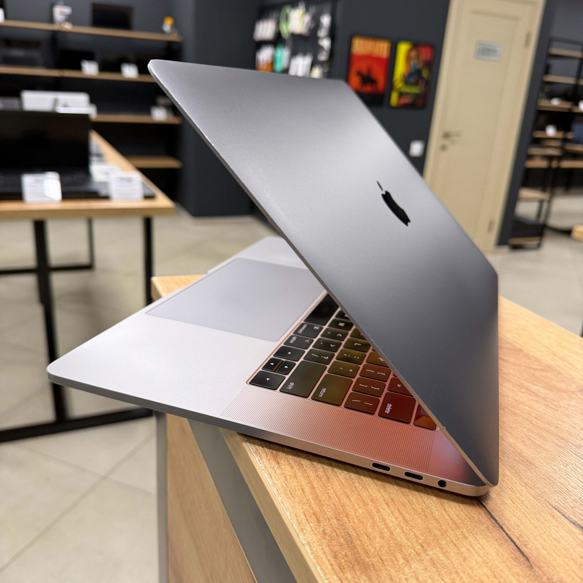 УЦІНКА! Ноутбук Apple MacBook Pro 15" A1707, Touch Bar/ 15.4” (2880×1800) Retina, IPS/ Intel Core i7 (4 ядра/ 8 потоків)/ AMD Radeon Pro 560 (4 GB)/ 16 GB/ 1 TB SSD (Б\В)