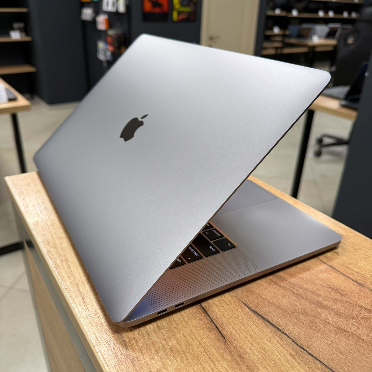 УЦІНКА! Ноутбук Apple MacBook Pro 15" A1707, Touch Bar/ 15.4” (2880×1800) Retina, IPS/ Intel Core i7 (4 ядра/ 8 потоків)/ AMD Radeon Pro 560 (4 GB)/ 16 GB/ 1 TB SSD (Б\В)
