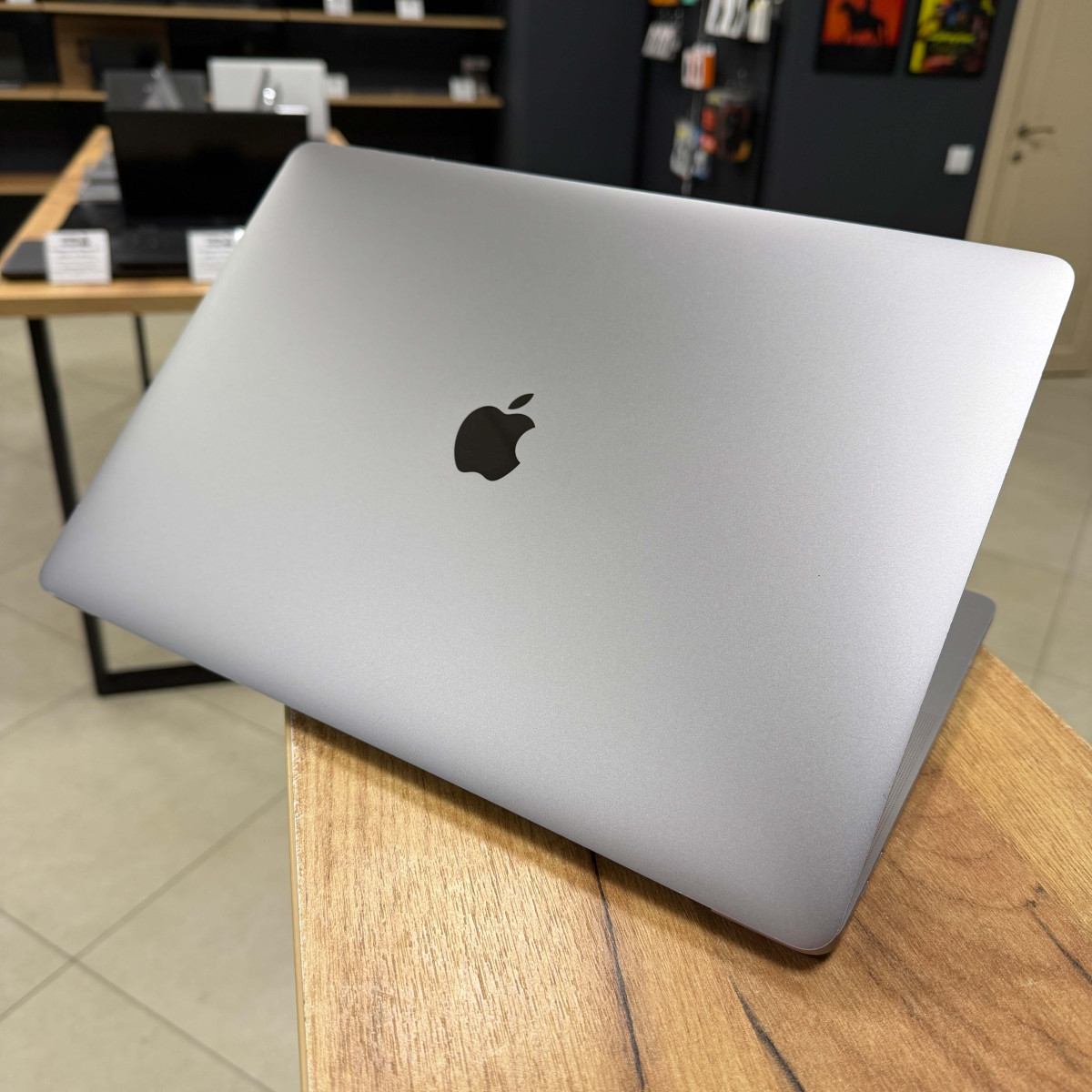 УЦІНКА! Ноутбук Apple MacBook Pro 15" A1707, Touch Bar/ 15.4” (2880×1800) Retina, IPS/ Intel Core i7 (4 ядра/ 8 потоків)/ AMD Radeon Pro 560 (4 GB)/ 16 GB/ 1 TB SSD (Б\В)