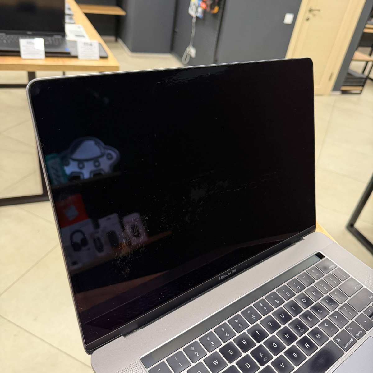 УЦІНКА! Ноутбук Apple MacBook Pro 15" A1707, Touch Bar/ 15.4” (2880×1800) Retina, IPS/ Intel Core i7 (4 ядра/ 8 потоків)/ AMD Radeon Pro 560 (4 GB)/ 16 GB/ 1 TB SSD (Б\В)