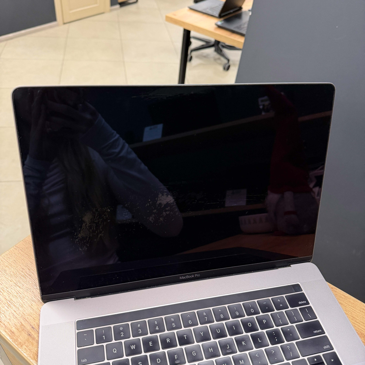 УЦІНКА! Ноутбук Apple MacBook Pro 15" A1707, Touch Bar/ 15.4” (2880×1800) Retina, IPS/ Intel Core i7 (4 ядра/ 8 потоків)/ AMD Radeon Pro 560 (4 GB)/ 16 GB/ 1 TB SSD (Б\В)