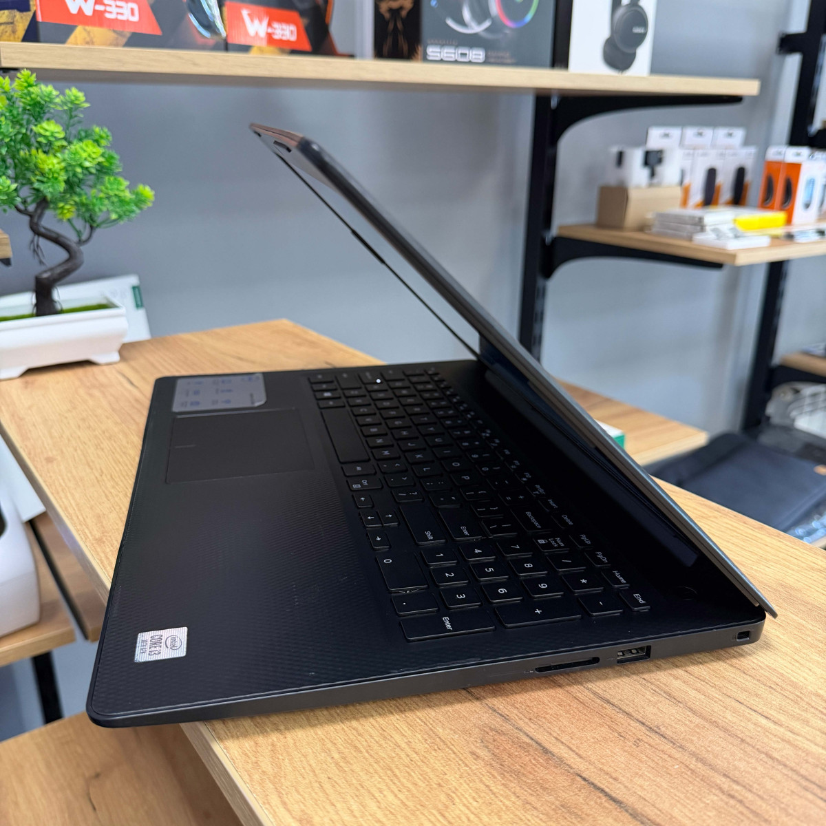 Сенсорний ноутбук Dell Inspiron 3593/ 15.6" HD/ Intel Core i3 1005G1 (до 3.4 ГГц)/ Intel UHD/ 8 GB/ 256 GB SSD NVME (Б/В) Сенсорний ноутбук Dell Inspiron 3593/ 15.6" HD/ Intel Core i3 1005G1 (до 3.4 ГГц)/ Intel UHD/ 8 GB/ 256 GB SSD NVME (Б/В)