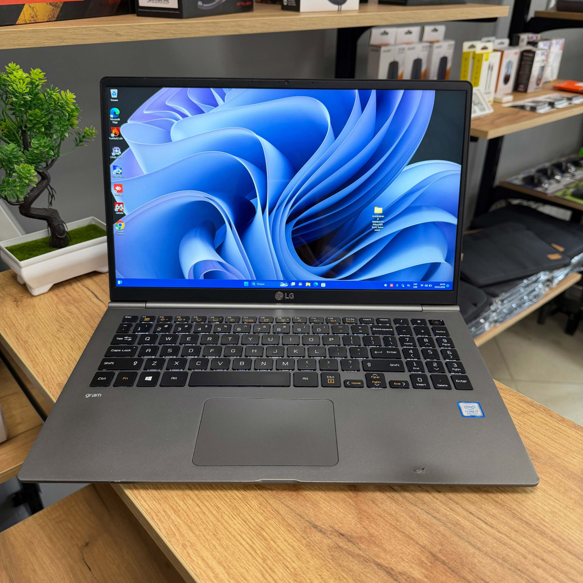 Ультрабук LG Gram 15Z980/ 15.6" FullHD, IPS сенсорний/ Intel Core i7 8550U (4 ядра/ 8 потоків)/ Intel UHD 620/ 16 GB/ 256 GB NVME (Б/В)