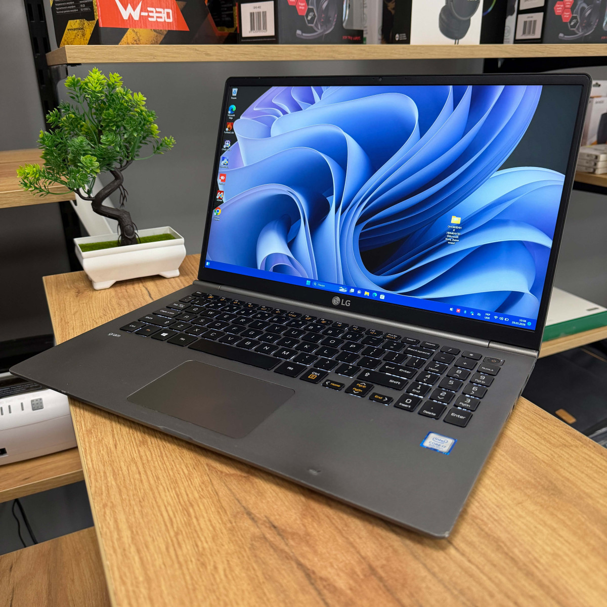 Ультрабук LG Gram 15Z980/ 15.6" FullHD, IPS сенсорний/ Intel Core i7 8550U (4 ядра/ 8 потоків)/ Intel UHD 620/ 16 GB/ 256 GB NVME (Б/В)