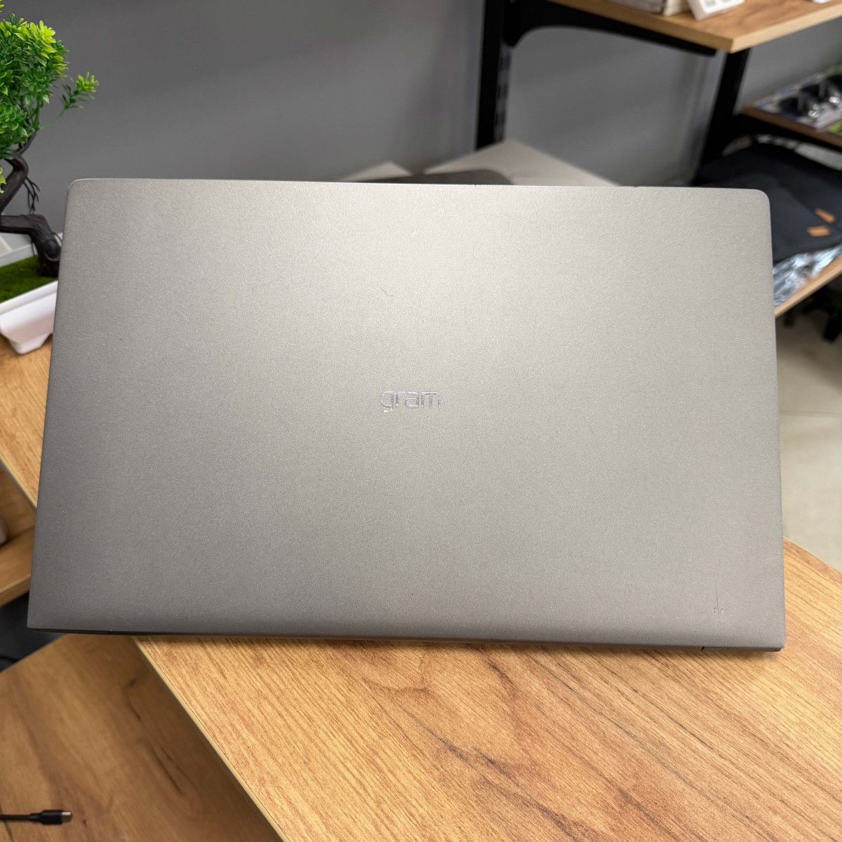 Ультрабук LG Gram 15Z980/ 15.6" FullHD, IPS сенсорний/ Intel Core i7 8550U (4 ядра/ 8 потоків)/ Intel UHD 620/ 16 GB/ 256 GB NVME (Б/В)