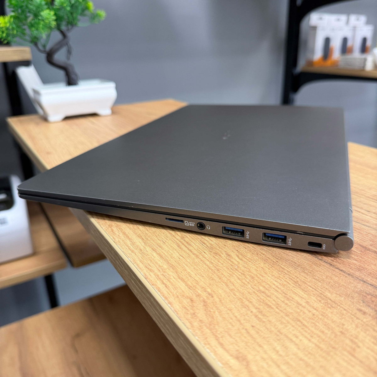 Ультрабук LG Gram 15Z980/ 15.6" FullHD, IPS сенсорний/ Intel Core i7 8550U (4 ядра/ 8 потоків)/ Intel UHD 620/ 16 GB/ 256 GB NVME (Б/В)