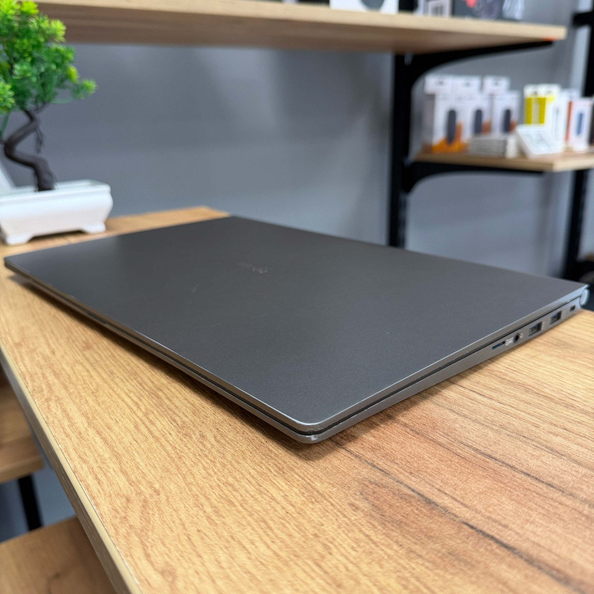 Ультрабук LG Gram 15Z980/ 15.6" FullHD, IPS сенсорний/ Intel Core i7 8550U (4 ядра/ 8 потоків)/ Intel UHD 620/ 16 GB/ 256 GB NVME (Б/В)