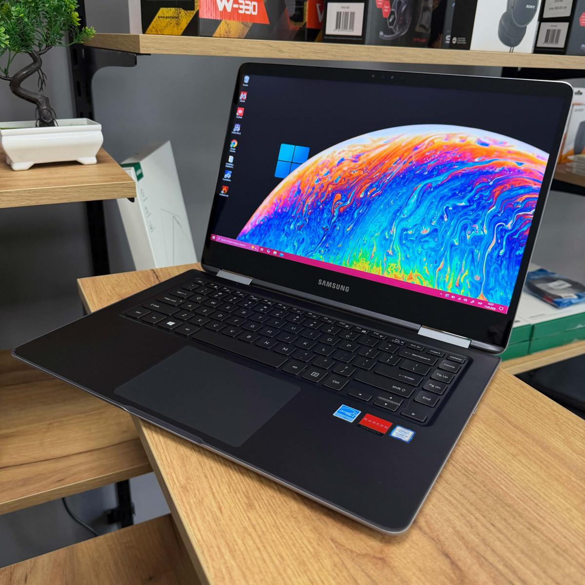 Сенсорний ультрабук 2в1 Samsung 9 Pro (NP940X5N)/  15.0" FullHD, IPS/ Intel Core i7 8550U (4 ядра/ 8 потоків)/ AMD Radeon 500 (на 2 GB)/ 16 GB/ 128 GB SSD (Б/В)