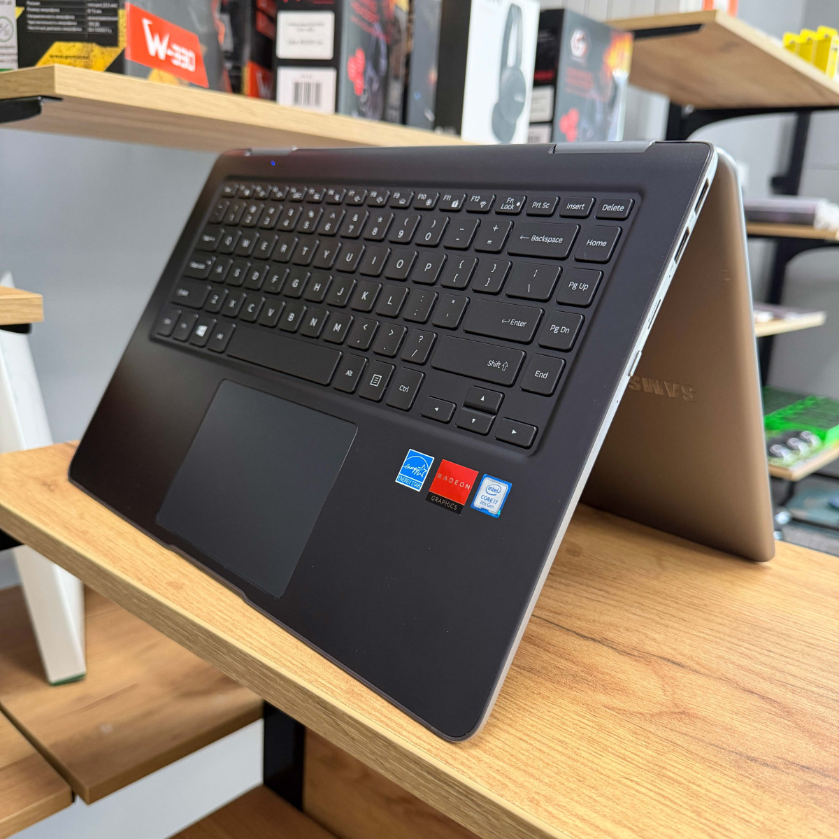 Сенсорний ультрабук 2в1 Samsung 9 Pro (NP940X5N)/  15.0" FullHD, IPS/ Intel Core i7 8550U (4 ядра/ 8 потоків)/ AMD Radeon 500 (на 2 GB)/ 16 GB/ 128 GB SSD (Б/В)