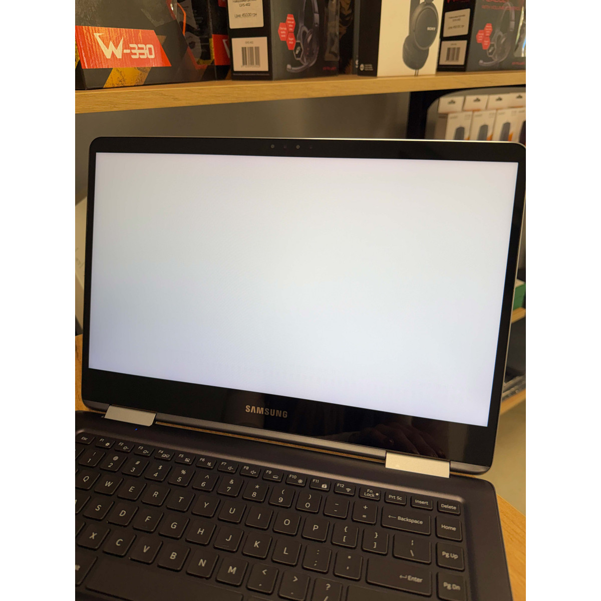 Сенсорний ультрабук 2в1 Samsung 9 Pro (NP940X5N)/  15.0" FullHD, IPS/ Intel Core i7 8550U (4 ядра/ 8 потоків)/ AMD Radeon 500 (на 2 GB)/ 16 GB/ 128 GB SSD (Б/В)