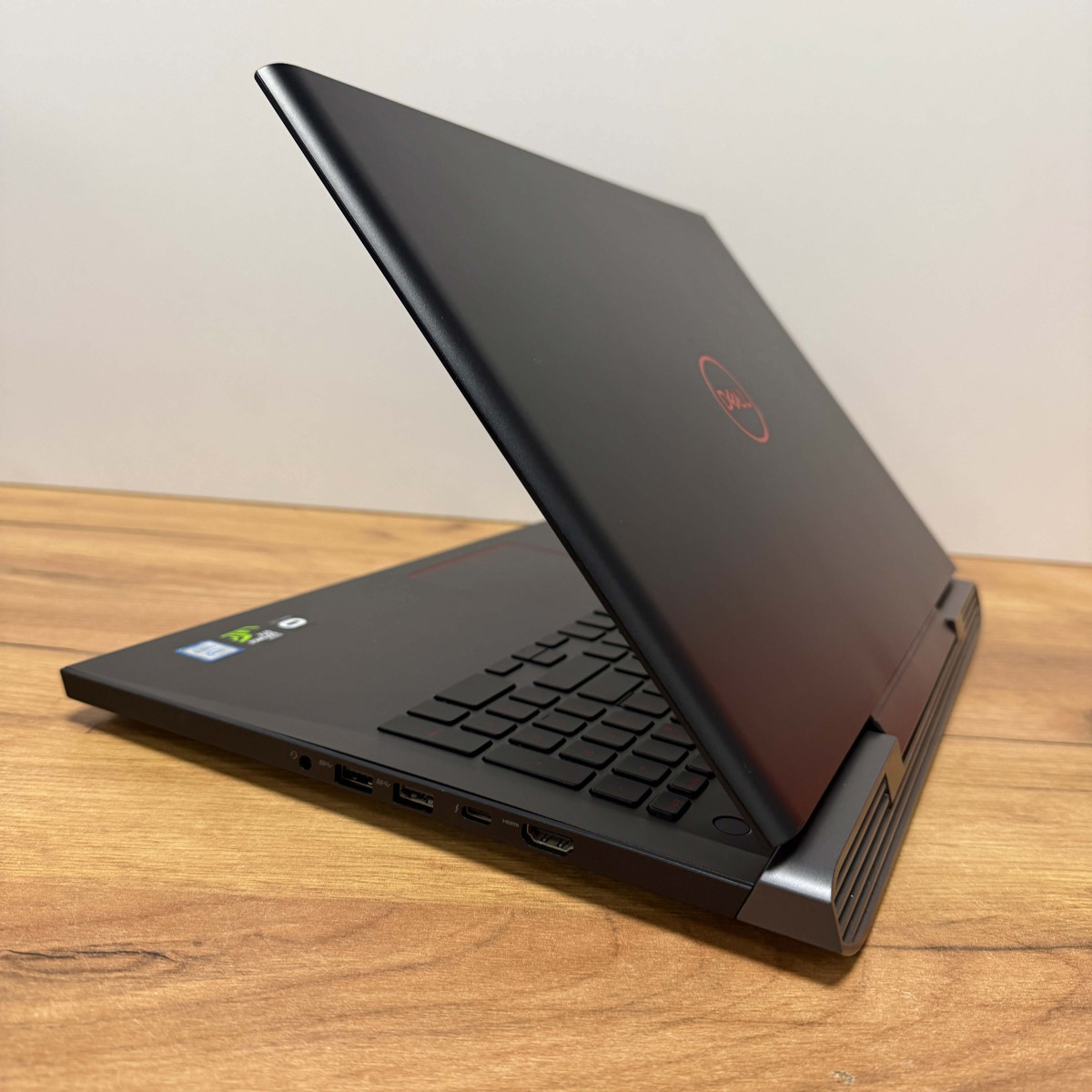 Ігровий ноутбук Dell Inspiron 15 7577/ 15.6" FullHD, IPS/ Intel Core i7 7700HQ (2.80 - 3.8 ГГц)/ NVIDIA GeForce GTX 1060 (на 6 GB) with Max-Q/ 12 GB/ 128 GB SSD + 1 TB HDD (Б\В)