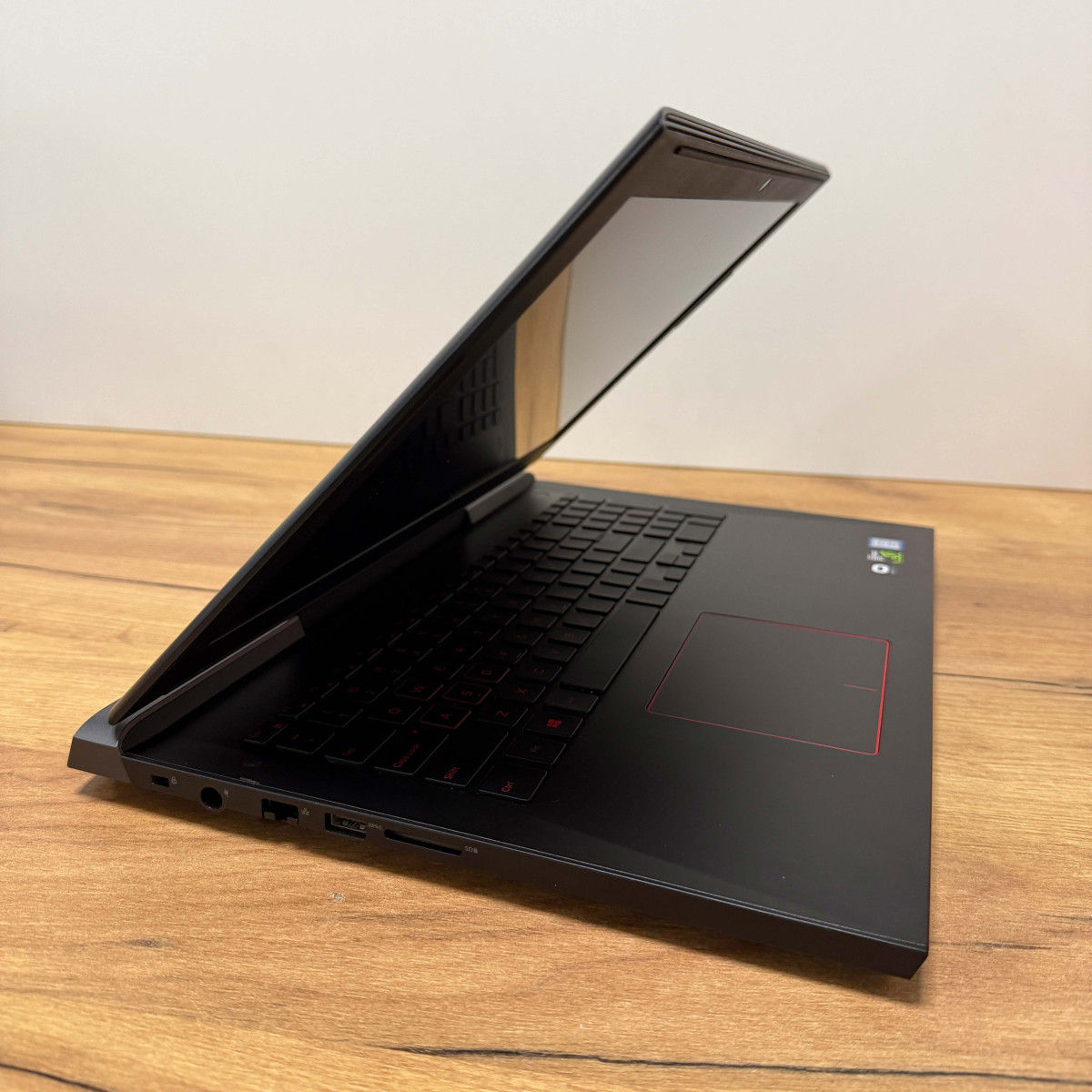 Ігровий ноутбук Dell Inspiron 15 7577/ 15.6" FullHD, IPS/ Intel Core i7 7700HQ (2.80 - 3.8 ГГц)/ NVIDIA GeForce GTX 1060 (на 6 GB) with Max-Q/ 12 GB/ 128 GB SSD + 1 TB HDD (Б\В)