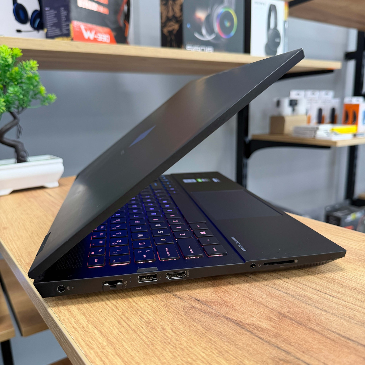 Ігровий ноутбук HP OMEN 15-ek1013dx / 15.6" FullHD, IPS 300 Гц/ Intel Core i7 10750H (6 ядер/ 12 потоків)/ NVIDIA GeForce RTX 3070 (на 8 GB)/ 16 GB/ 512 GB SSD NVME (Б/В) Ігровий ноутбук HP OMEN 15-ek1013dx / 15.6" FullHD, IPS 300 Гц/ Intel Core i7 10750H (6 ядер/ 12 потоків)/ NVIDIA GeForce RTX 3070 (на 8 GB)/ 16 GB/ 512 GB SSD NVME (Б/В)