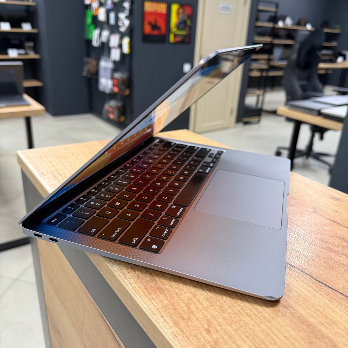 Ноутбук Apple A2337 MacBook Air (2020)/ 13.3" (2560×1600) Retina IPS/ Apple M1/ 8 GB/ 256 GB SSD (Б\В)