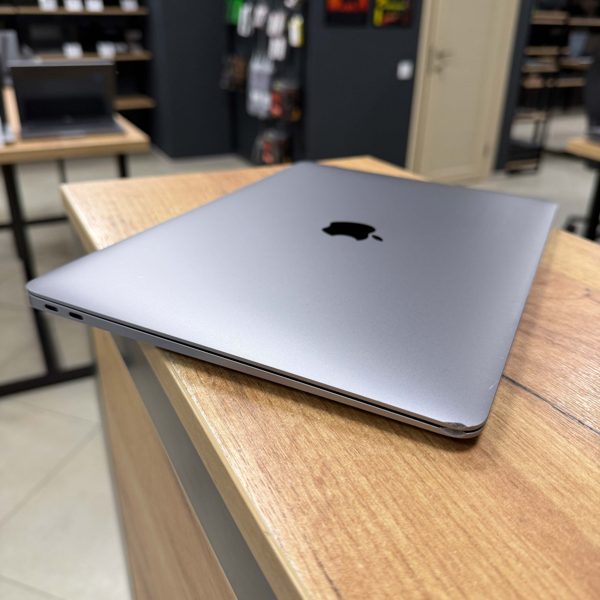 Ноутбук Apple A2337 MacBook Air (2020)/ 13.3" (2560×1600) Retina IPS/ Apple M1/ 8 GB/ 256 GB SSD (Б\В)
