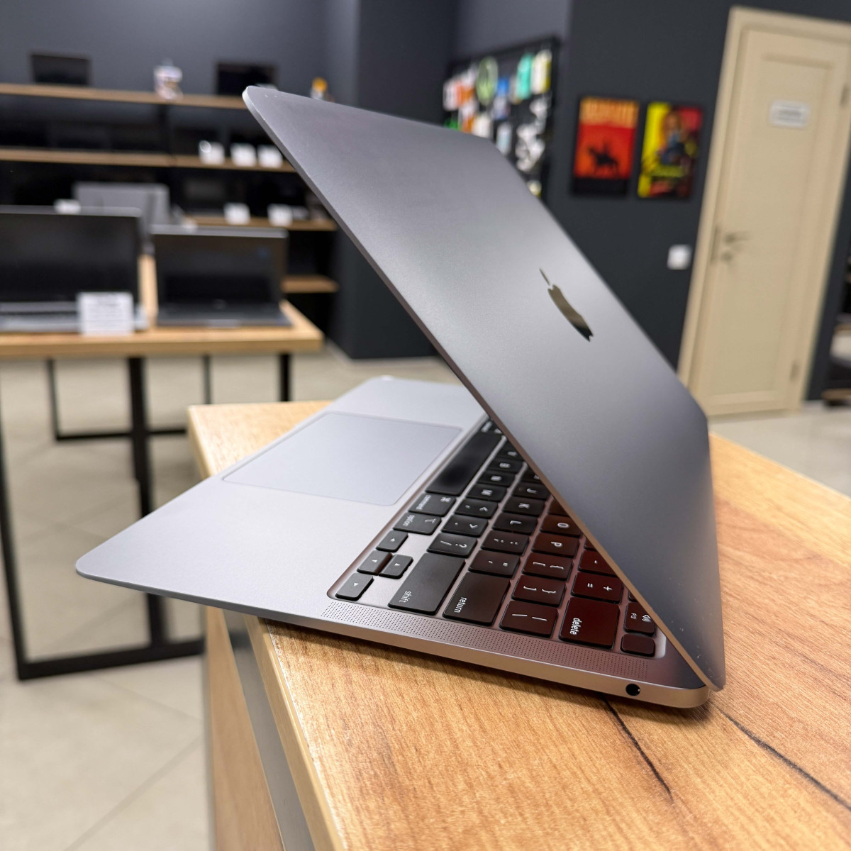 Ноутбук Apple A2337 MacBook Air (2020)/ 13.3" (2560×1600) Retina IPS/ Apple M1/ 8 GB/ 256 GB SSD (Б\В)