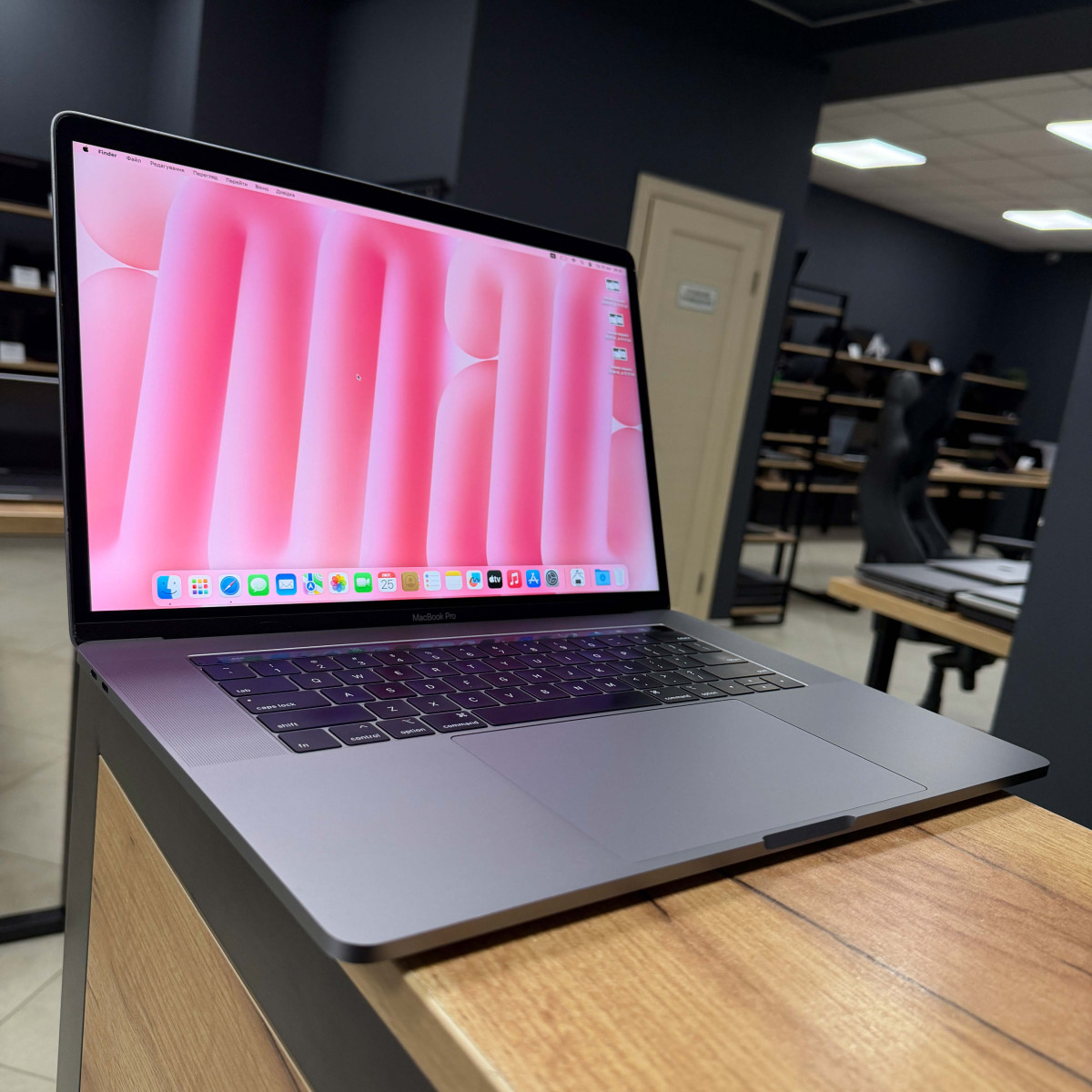 Ноутбук Apple  A1990 MacBook Pro, Touch Bar (2018)/ 15.4” (2880×1800) Retina, IPS/ Intel Core i7 8750H (6 ядер/ 12 потоків)/ AMD Radeon Pro 555X (на 4 GB)/ 16 GB/ 256 GB SSD (Б\В)