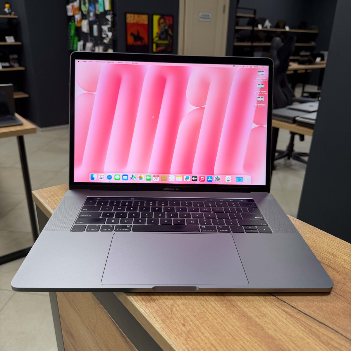 Ноутбук Apple  A1990 MacBook Pro, Touch Bar (2018)/ 15.4” (2880×1800) Retina, IPS/ Intel Core i7 8750H (6 ядер/ 12 потоків)/ AMD Radeon Pro 555X (на 4 GB)/ 16 GB/ 256 GB SSD (Б\В)