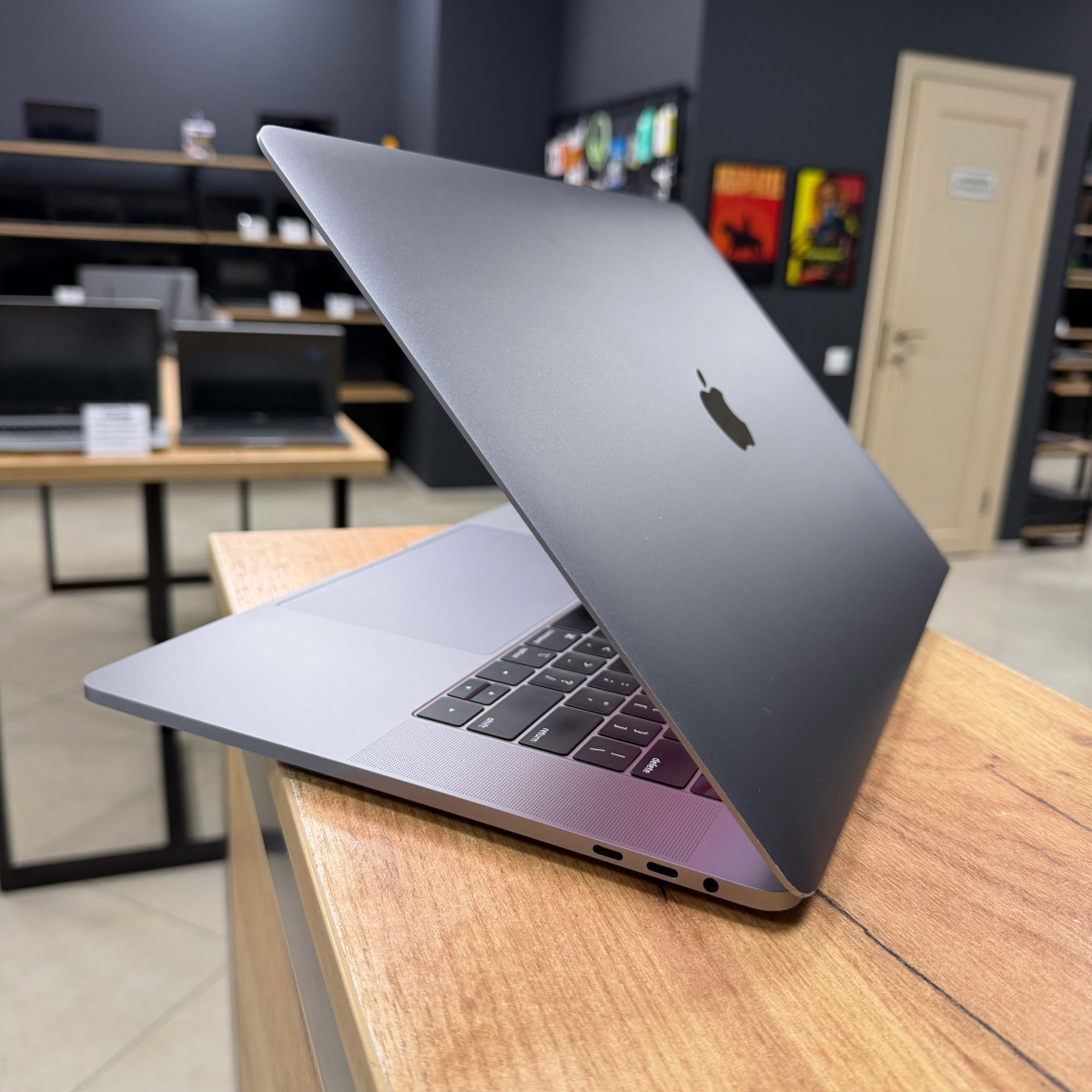 Ноутбук Apple  A1990 MacBook Pro, Touch Bar (2018)/ 15.4” (2880×1800) Retina, IPS/ Intel Core i7 8750H (6 ядер/ 12 потоків)/ AMD Radeon Pro 555X (на 4 GB)/ 16 GB/ 256 GB SSD (Б\В)