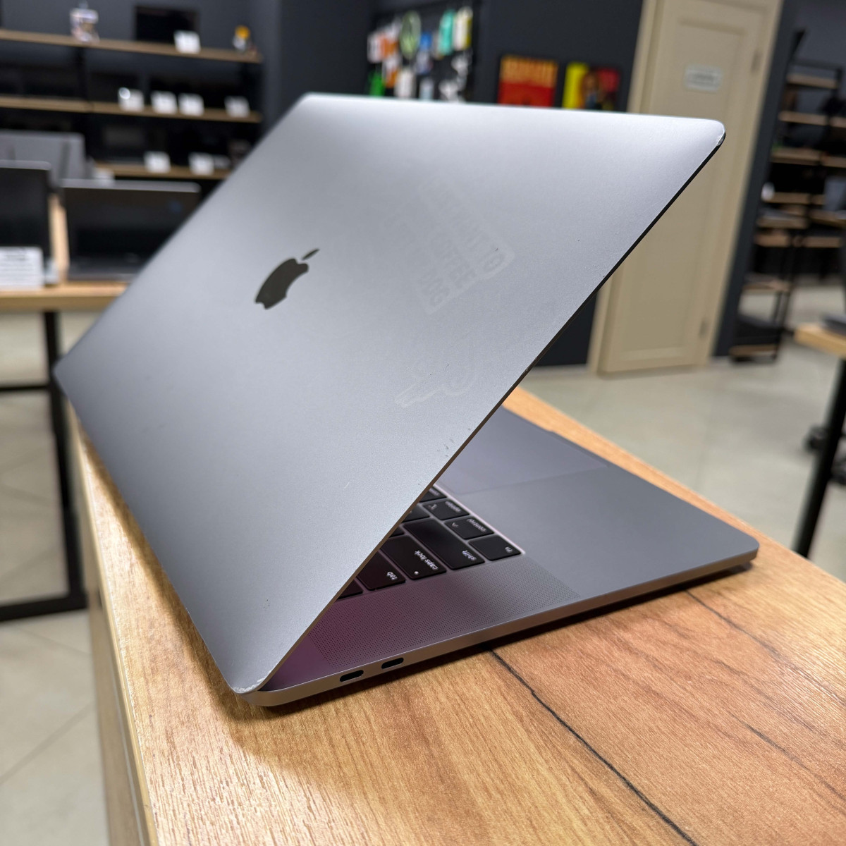 Ноутбук Apple  A1990 MacBook Pro, Touch Bar (2018)/ 15.4” (2880×1800) Retina, IPS/ Intel Core i7 8750H (6 ядер/ 12 потоків)/ AMD Radeon Pro 555X (на 4 GB)/ 16 GB/ 256 GB SSD (Б\В)