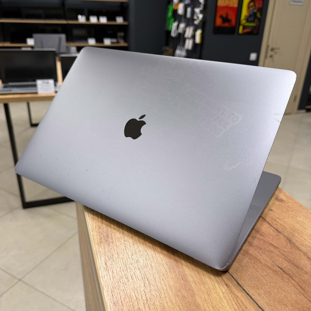 Ноутбук Apple  A1990 MacBook Pro, Touch Bar (2018)/ 15.4” (2880×1800) Retina, IPS/ Intel Core i7 8750H (6 ядер/ 12 потоків)/ AMD Radeon Pro 555X (на 4 GB)/ 16 GB/ 256 GB SSD (Б\В)