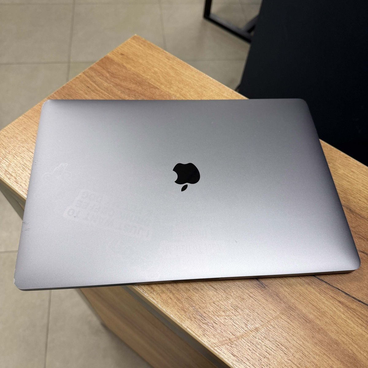 Ноутбук Apple  A1990 MacBook Pro, Touch Bar (2018)/ 15.4” (2880×1800) Retina, IPS/ Intel Core i7 8750H (6 ядер/ 12 потоків)/ AMD Radeon Pro 555X (на 4 GB)/ 16 GB/ 256 GB SSD (Б\В)