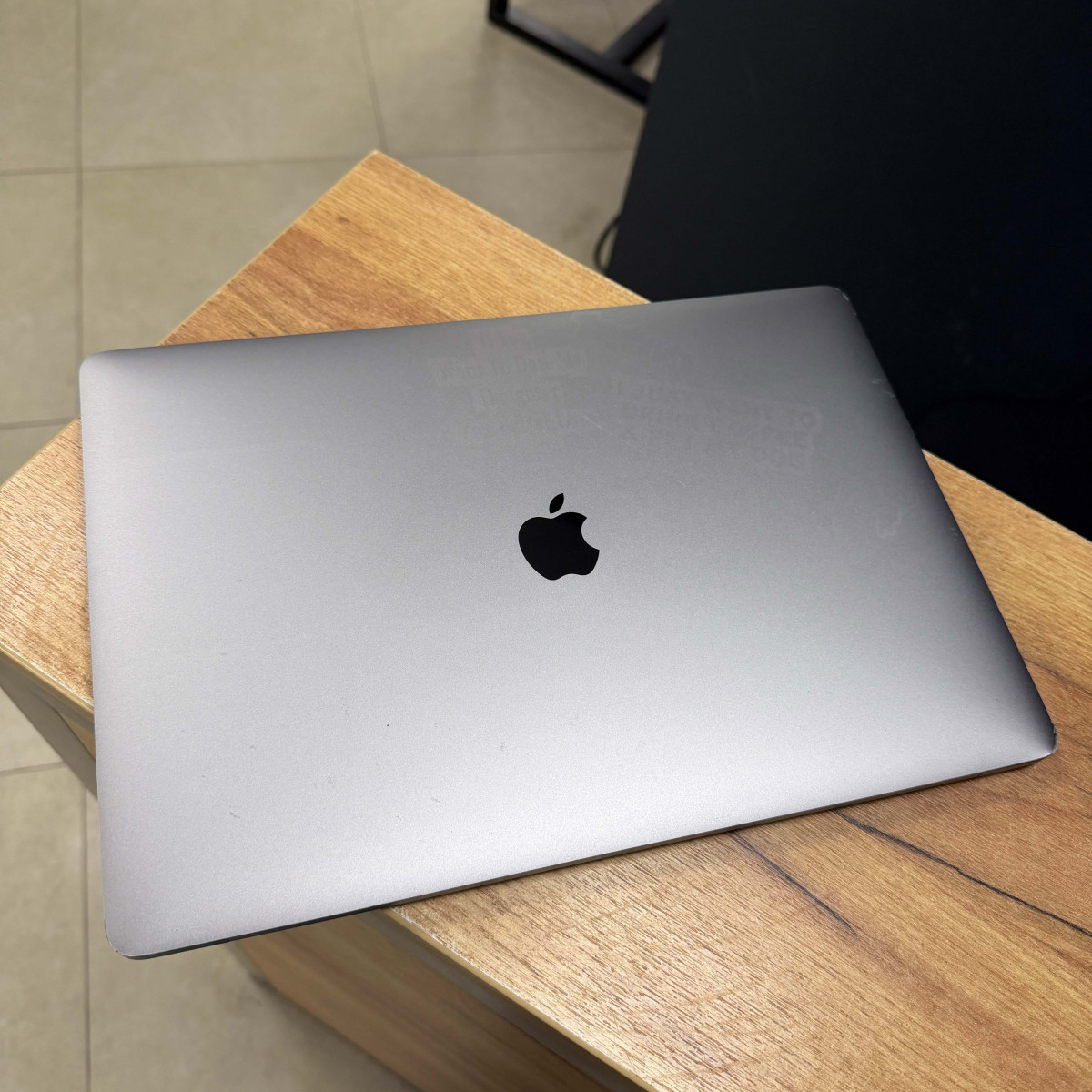 Ноутбук Apple  A1990 MacBook Pro, Touch Bar (2018)/ 15.4” (2880×1800) Retina, IPS/ Intel Core i7 8750H (6 ядер/ 12 потоків)/ AMD Radeon Pro 555X (на 4 GB)/ 16 GB/ 256 GB SSD (Б\В)