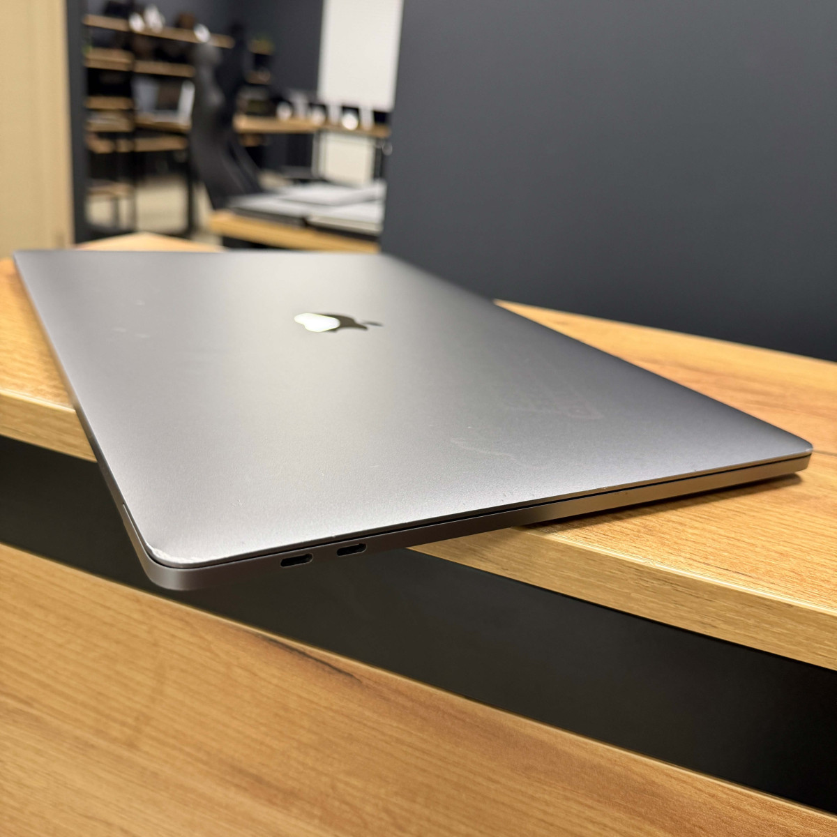 Ноутбук Apple  A1990 MacBook Pro, Touch Bar (2018)/ 15.4” (2880×1800) Retina, IPS/ Intel Core i7 8750H (6 ядер/ 12 потоків)/ AMD Radeon Pro 555X (на 4 GB)/ 16 GB/ 256 GB SSD (Б\В)