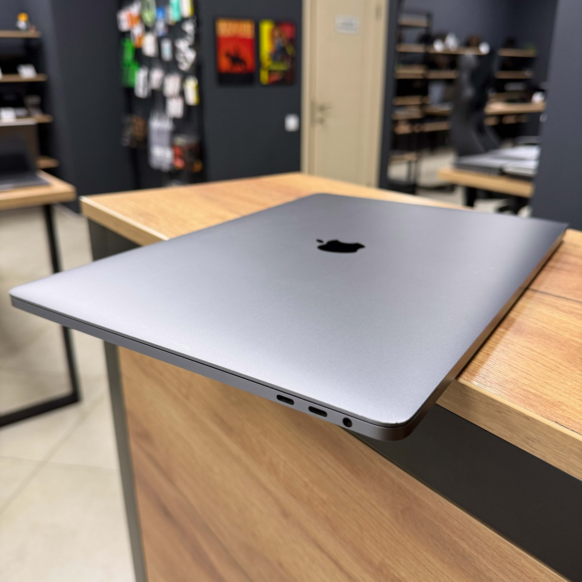 Ноутбук Apple  A1990 MacBook Pro, Touch Bar (2018)/ 15.4” (2880×1800) Retina, IPS/ Intel Core i7 8750H (6 ядер/ 12 потоків)/ AMD Radeon Pro 555X (на 4 GB)/ 16 GB/ 256 GB SSD (Б\В)