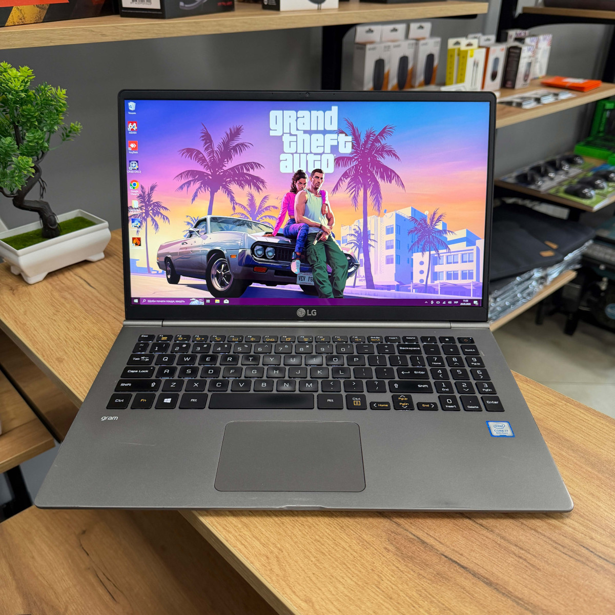 Ультрабук LG gram 15Z980/ 15.6" FullHD, IPS сенсорний/ Intel Core i7 8550U (4 ядра/ 8 потоків)/ Intel UHD 620/ 16 GB/ 256 GB SSD (Б/В)